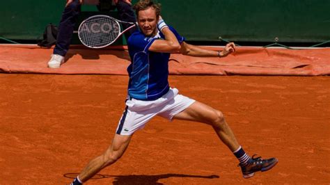 French Open LIVE: Tsitsipas, Swiatek & Medvedev in action.